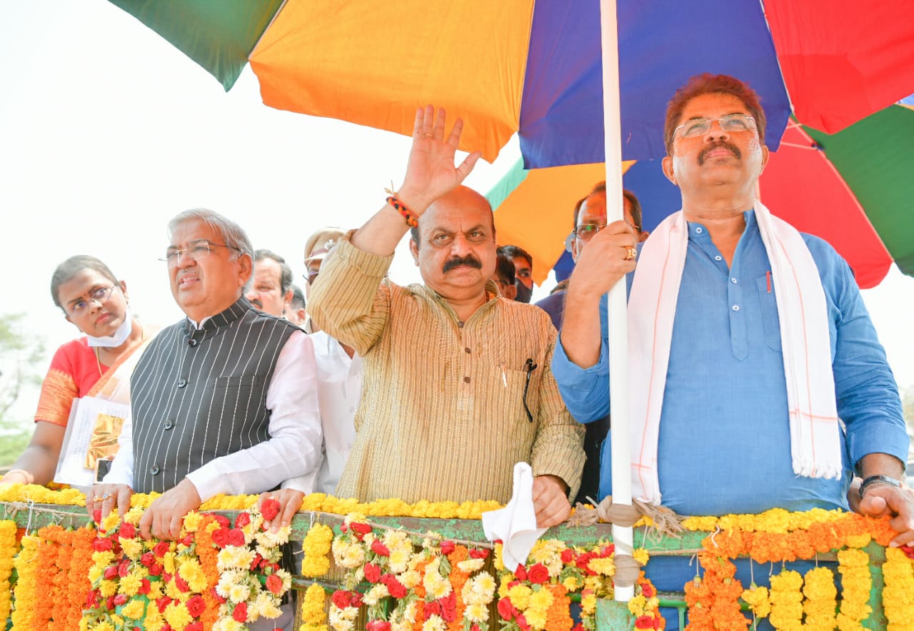 ಜಿಲ್ಲಾಧಿಕಾರಿಗಳ ನಡೆ ಹಳ್ಳಿಯ ಕಡೆ ಕಾರ್ಯಕ್ರಮಕ್ಕೆ ಸುರಪುರದಲ್ಲಿ ಮುಖ್ಯಮಂತ್ರಿ ಬಸವರಾಜ ಬೊಮ್ಮಾಯಿ ಚಾಲನೆ