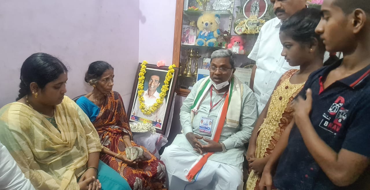 ಬೆಳ್ತಂಗಡಿ: ದಿನೇಶ್ ಮನೆಗೆ ಭೇಟಿ ನೀಡಿದ ಮಾಜಿ ಸಿಎಂ ಸಿದ್ದರಾಮಯ್ಯ; ಕುಟುಂಬಕ್ಕೆ ಸಾಂತ್ವನ