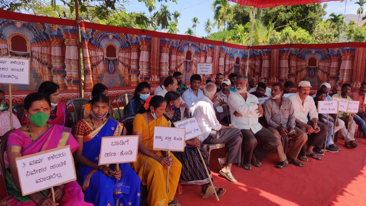 3ವರ್ಷ ಕಳೆದರೂ ಅತಿವೃಷ್ಟಿ ಸಂತ್ರಸ್ತರಿಗೆ ನಿವೇಶನ, ಹಕ್ಕುಪತ್ರ ನೀಡಲು ಜಿಲ್ಲಾಡಳಿತ ನಿರ್ಲಕ್ಷ್ಯ: ಆರೋಪ