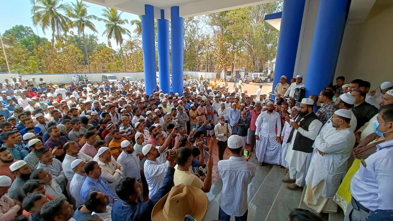 ಹಿಜಾಬಿಗೆ ವಿರೋಧ; ಪ್ರಾಂಶುಪಾಲ ವಿರುದ್ಧ ಕ್ರಮಕ್ಕೆ ಒತ್ತಾಯಿಸಿ ಪ್ರತಿಭಟನೆ