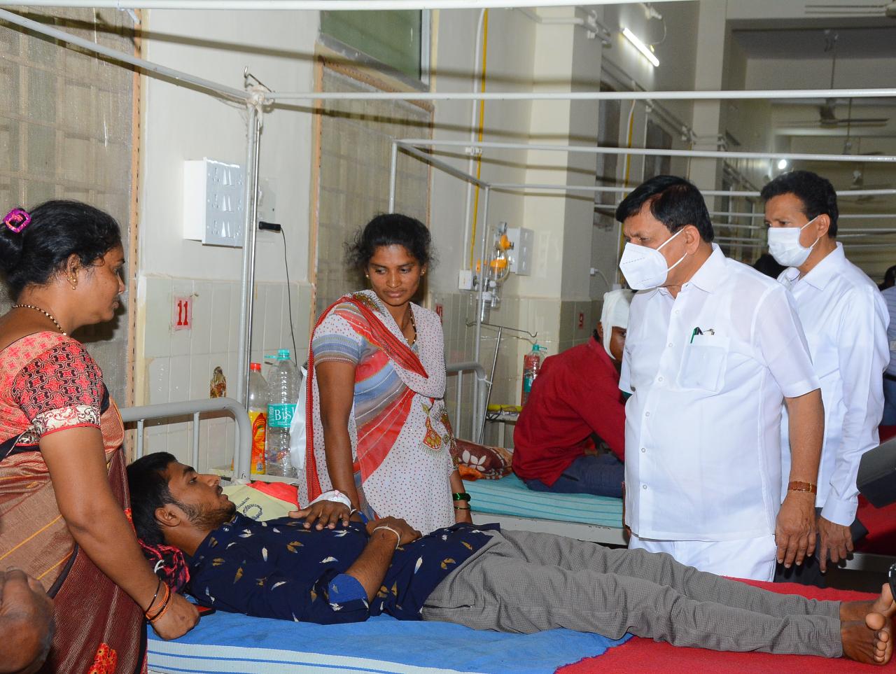 ಪಾವಗಡ ಬಸ್‍ ಅಪಘಾತ: ಗಾಯಾಳುಗಳ ಆರೋಗ್ಯ ವಿಚಾರಿಸಿದ ಗೃಹಸಚಿವ