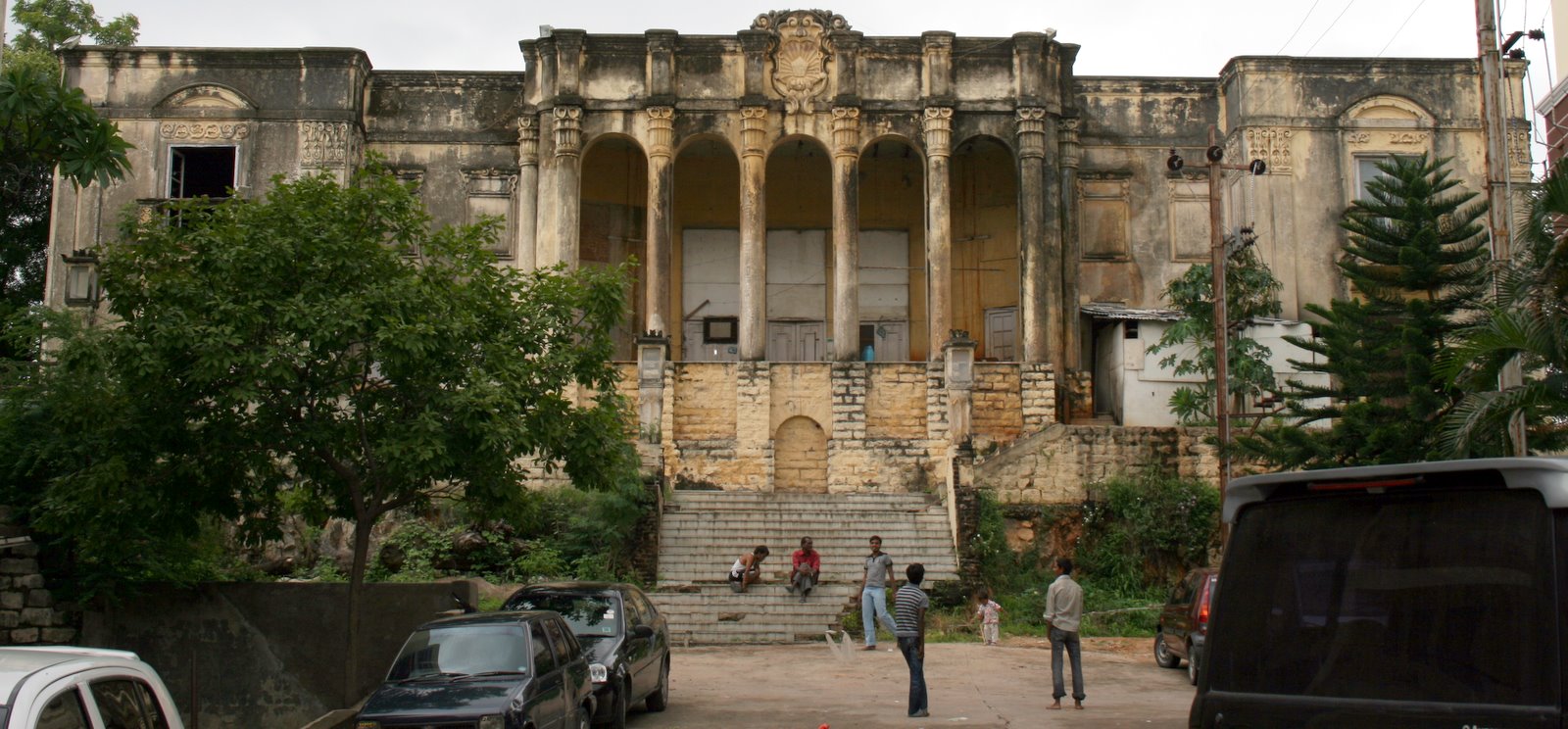 ಪರಂಪರೆಯ ವಿನಾಶ: ಕೊನೆಗೂ ನೆಲಸಮಗೊಂಡ ಹೈದರಾಬಾದ್‌ ನ ಐತಿಹಾಸಿಕ ಖುಸ್ರೋ ಮಂಝಿಲ್‌