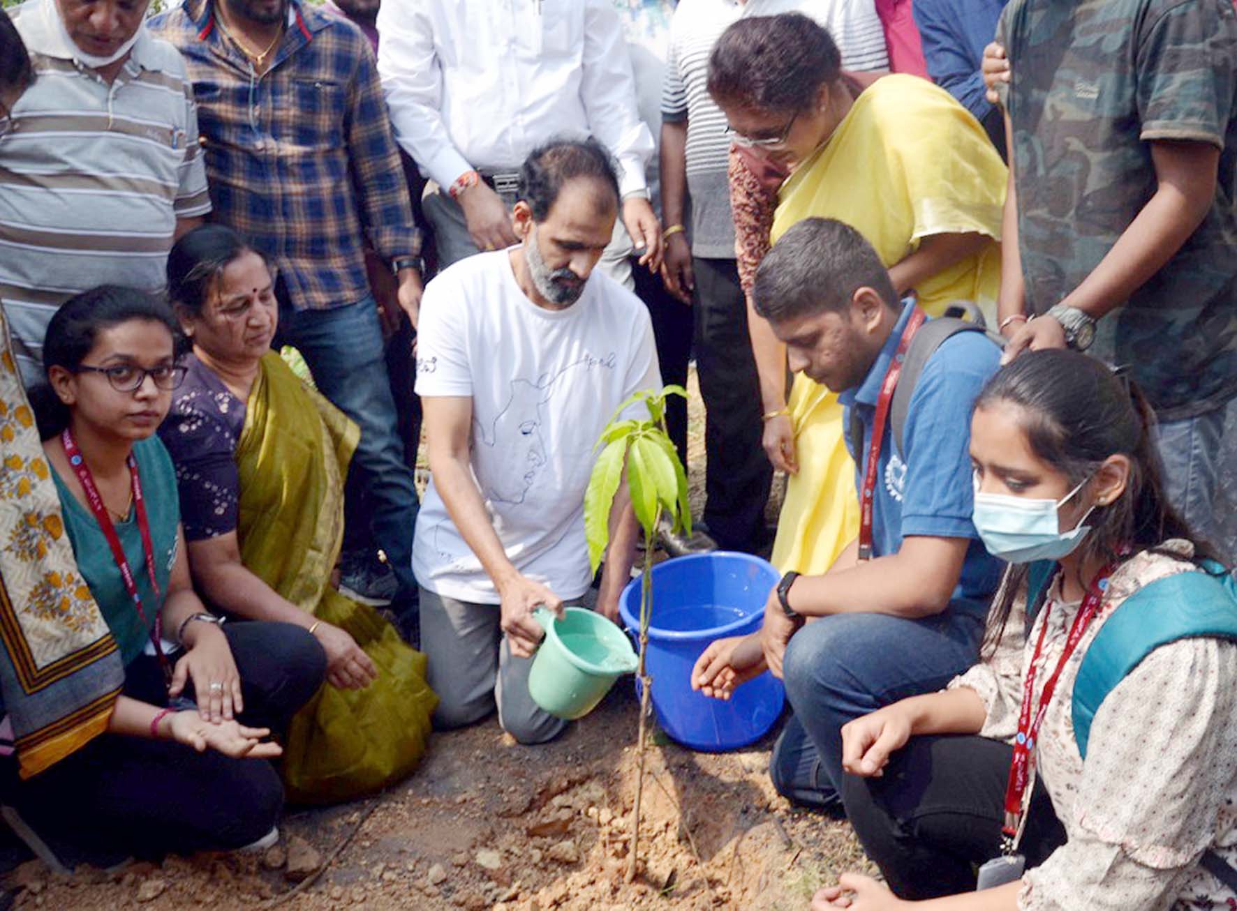 ಅಪ್ಪು ನೆನೆದು ಕಣ್ಣೀರು ಹಾಕುವ ಬದಲು ಗಿಡ ನೆಡಿ: ಅಭಿಮಾನಿಗಳಿಗೆ ರಾಘವೇಂದ್ರ ರಾಜ್‍ಕುಮಾರ್ ಕರೆ