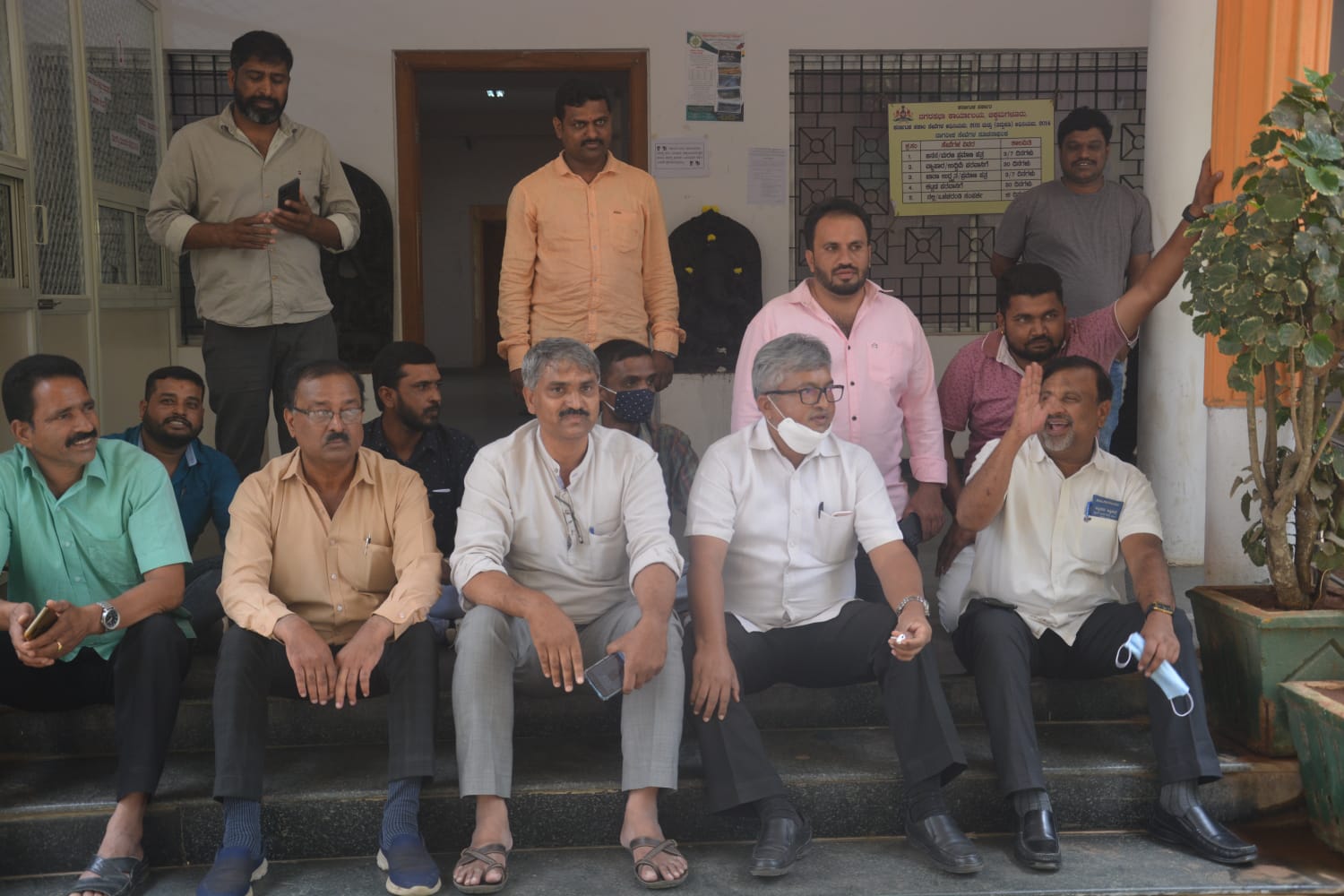 ನಗರಸಭೆ ಹಾಜರಾತಿ ಪುಸ್ತಕಕ್ಕೆ ಸಹಿ ಮಾಡಿ ಕಾಶ್ಮೀರ್ ಫೈಲ್ಸ್ ಚಿತ್ರ ವೀಕ್ಷಣೆಗೆ ತೆರಳಿದ ಪೌರಾಯುಕ್ತ, ಸಿಬ್ಬಂದಿ:ಆರೋಪ