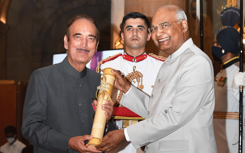 ಯಾರೋ ನನ್ನ ಕೆಲಸಗಳನ್ನು ಗುರುತಿಸಿದರು: ಪದ್ಮಭೂಷಣ ಸ್ವೀಕರಿಸಿದ ಕಾಂಗ್ರೆಸ್ ನಾಯಕ ಗುಲಾಂ ನಬಿ ಆಝಾದ್