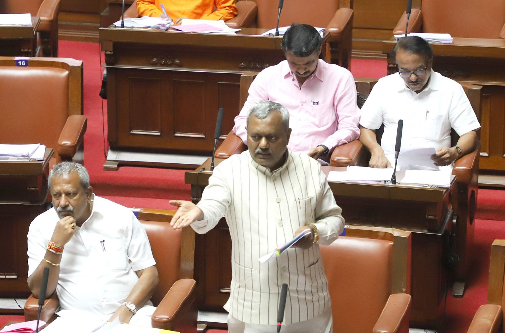 ಅಧಿಕಾರಿಗಳೇನು ದೇವಲೋಕದಿಂದ ಬಂದಿದ್ದಾರೆಯೇ?: ಸಚಿವ ಎಸ್.ಟಿ.ಸೋಮಶೇಖರ್