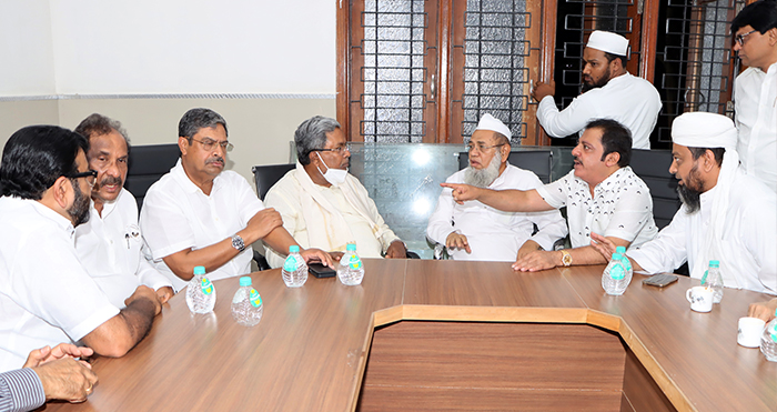 ಅಮೀರೆ ಶರೀಅತ್ ಅನ್ನು ಭೇಟಿಯಾದ ವಿಪಕ್ಷ ನಾಯಕ ಸಿದ್ದರಾಮಯ್ಯ