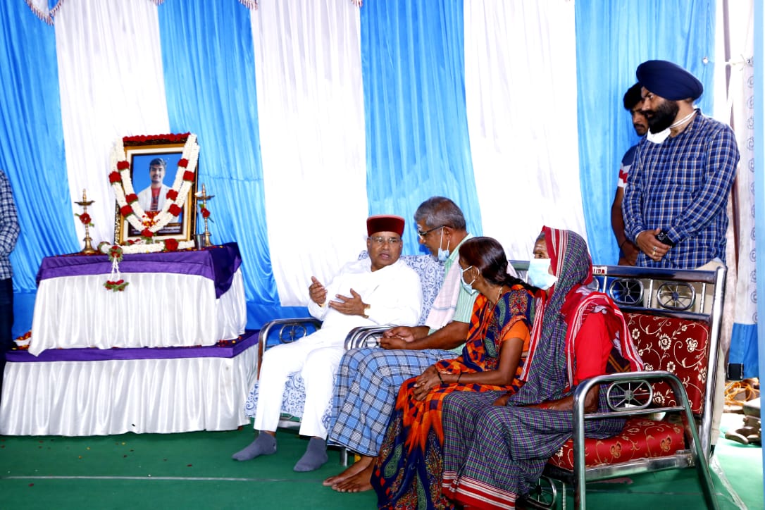 ಉಕ್ರೇನ್​​​ ನಲ್ಲಿ ಮೃತಪಟ್ಟ ನವೀನ್​​​ ನಿವಾಸಕ್ಕೆ ರಾಜ್ಯಪಾಲ ಥಾವರ್ ಚಂದ್ ಗೆಹ್ಲೋಟ್ ಭೇಟಿ