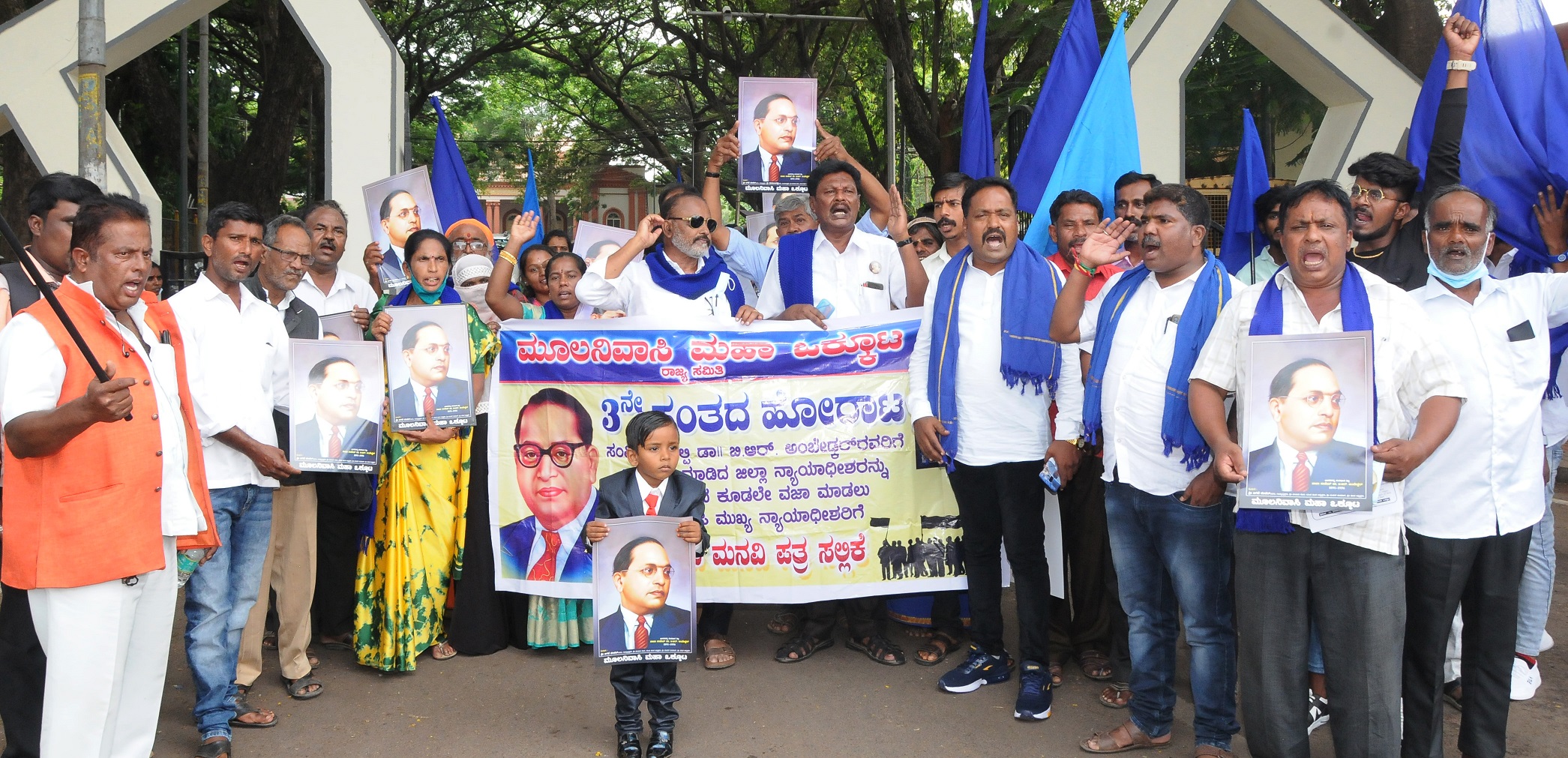 ತುಮಕೂರು: ನ್ಯಾ.ಮಲ್ಲಿಕಾರ್ಜುನಗೌಡ ಸೇವೆಯಿಂದ ವಜಾಕ್ಕೆ ಆಗ್ರಹಿಸಿ ಪ್ರತಿಭಟನೆ