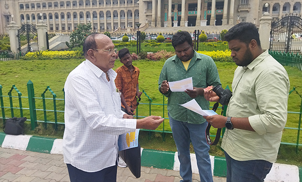 ಭೂಸ್ವಾಧೀನ: ಪರಿಹಾರಕ್ಕೆ ಆಗ್ರಹಿಸಿ ವಿಧಾನಸೌಧದ ಮುಂದೆ ಕರಪತ್ರ ಹಂಚಿ ರೈತರ ಪ್ರತಿಭಟನೆ