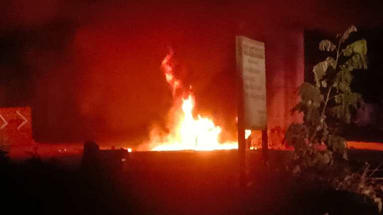 ದೇವನಹಳ್ಳಿ: ಎರಡು ಲಾರಿಗಳ ನಡುವೆ ಢಿಕ್ಕಿ; ಓರ್ವ ಸಜೀವ ದಹನ