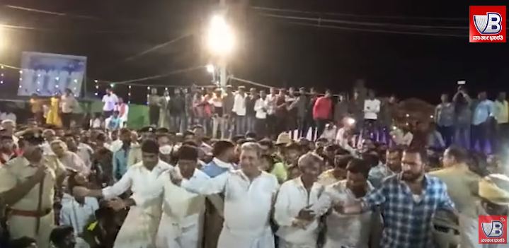 VIDEO ನೋಡಿ- ಹುಟ್ಟೂರಿನ ಜಾತ್ರೆಯಲ್ಲಿ ಸಂಗಡಿಗರೊಂದಿಗೆ ವೀರಕುಣಿತದ ಹೆಜ್ಜೆ ಹಾಕಿದ ಮಾಜಿ ಸಿಎಂ ಸಿದ್ದರಾಮಯ್ಯ