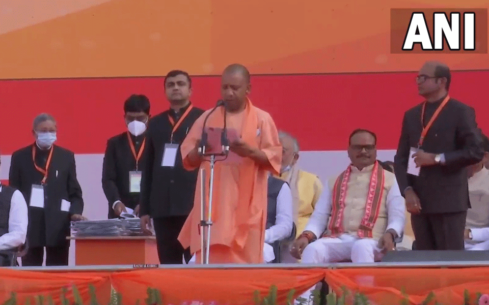 ಎರಡನೇ ಅವಧಿಗೆ ಉತ್ತರ ಪ್ರದೇಶ ಮುಖ್ಯಮಂತ್ರಿಯಾಗಿ ಪ್ರಮಾಣವಚನ ಸ್ವೀಕರಿಸಿದ ಆದಿತ್ಯನಾಥ್
