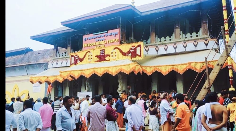 ಕೊಲ್ಲೂರು ಮೂಕಾಂಬಿಕಾ ದೇವಸ್ಥಾನದ ರಥೋತ್ಸವ ಪ್ರಾರಂಭ: ಹಿಂದೂಯೇತರ ವ್ಯಾಪಾರಿಗಳಿಗೆ ಅವಕಾಶ ನಿರಾಕರಣೆ