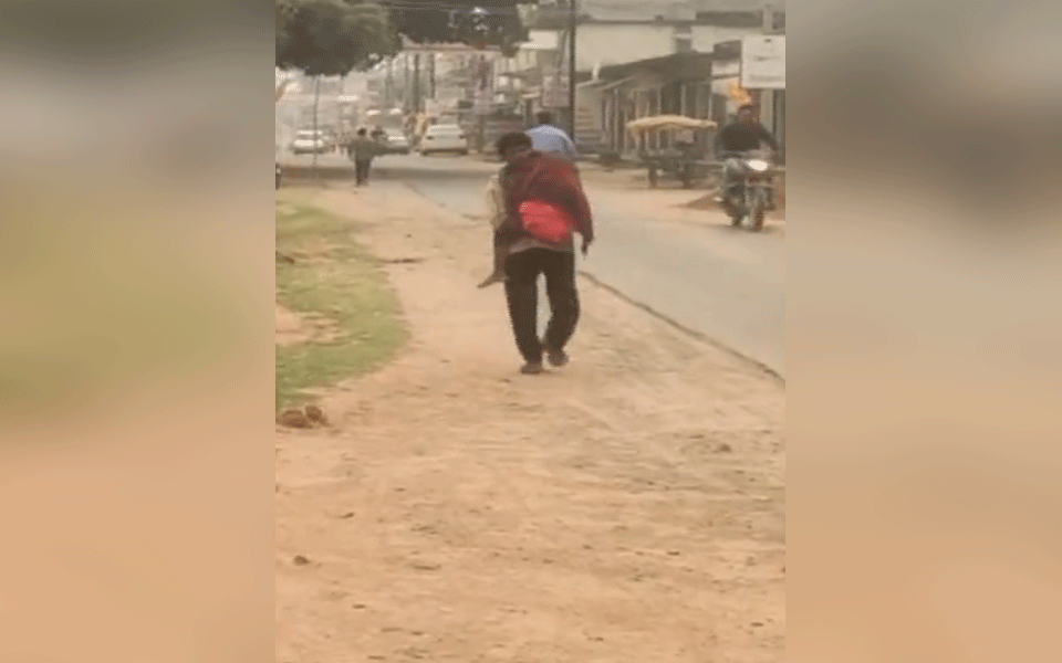 ಛತ್ತೀಸ್‌ಗಢ: ಪುತ್ರಿಯ ಮೃತದೇಹವನ್ನು ಹೆಗಲ ಮೇಲೆ ಹೊತ್ತು 10 ಕಿ.ಮೀ. ದೂರ ಸಾಗಿದ ತಂದೆ; ತನಿಖೆಗೆ ಆದೇಶ