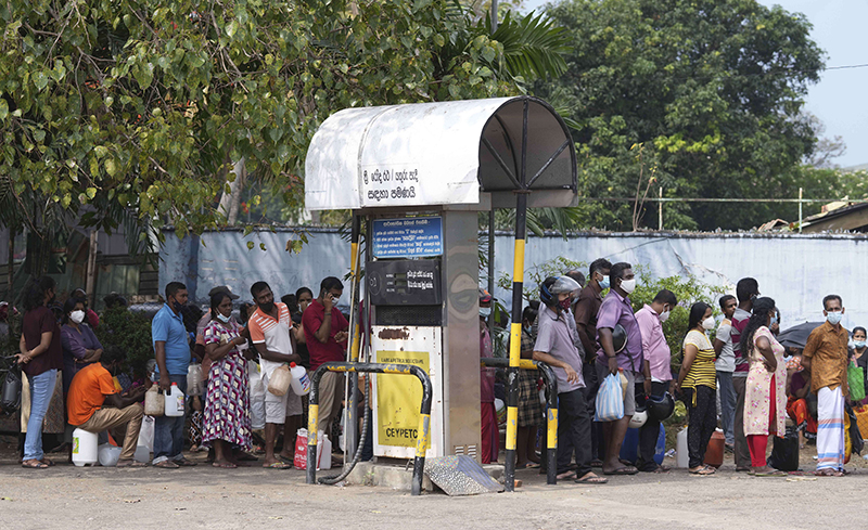 ಶ್ರೀಲಂಕಾ: ತೈಲ ದರ ದಾಖಲೆ ಮಟ್ಟಕ್ಕೆ ಏರಿಕೆ; ಲೀಟರ್ ಪೆಟ್ರೋಲ್‌ಗೆ 303 ರೂ.