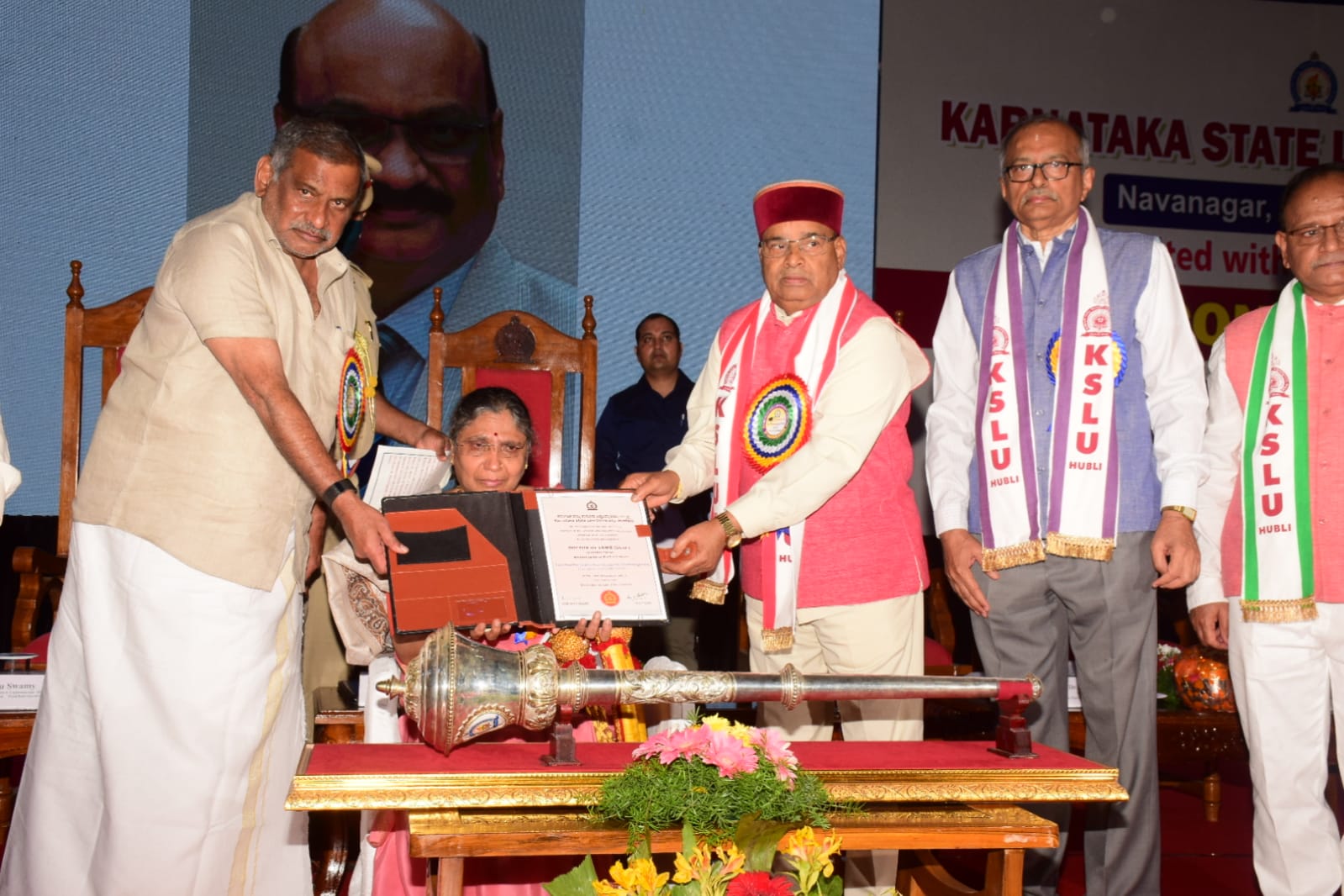 ಹುಬ್ಬಳ್ಳಿಗೆ ಆಗಮಿಸಿದ ರಾಜ್ಯಪಾಲರಿಗೆ ಜಿಲ್ಲಾಡಳಿತದಿಂದ ಸ್ವಾಗತ