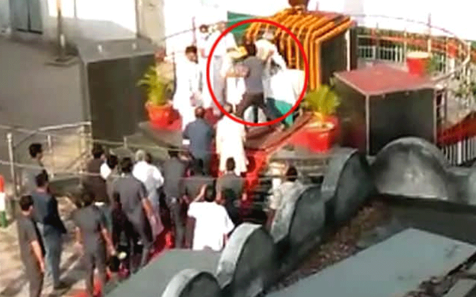 ಬಿಹಾರ ಸಿಎಂ ನಿತೀಶ್‌ ಕುಮಾರ್‌ ಮೇಲೆ ದುಷ್ಕರ್ಮಿಯಿಂದ ಹಲ್ಲೆ: ಆರೋಪಿ ಪೊಲೀಸ್‌ ವಶಕ್ಕೆ