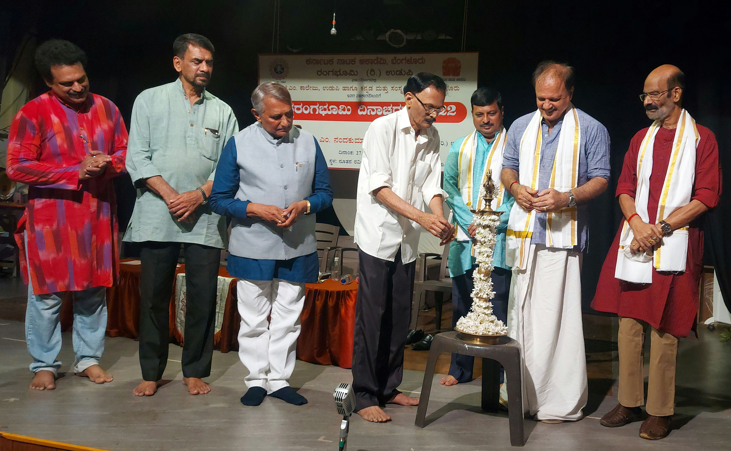 ಕರಾವಳಿ ಜಿಲ್ಲೆಗಳಲ್ಲಿ ರಂಗಮಂದಿರಗಳೇ ಇಲ್ಲ: ಪ್ರೊ.ಮುರಳೀಧರ್ ಉಪಾಧ್ಯ ಅಸಮಾಧಾನ