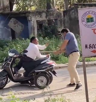 ಉತ್ತರಪ್ರದೇಶದಲ್ಲಿ ವಿಕಲಚೇತನ ವ್ಯಕ್ತಿಯ ಮೇಲೆ ಇಬ್ಬರಿಂದ ಹಲ್ಲೆ: ವೀಡಿಯೊ ವೈರಲ್