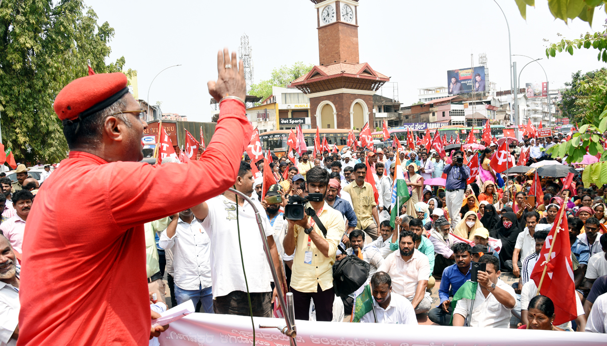 ಅಖಿಲ ಭಾರತ ಮುಷ್ಕರ: ಮಂಗಳೂರಿನಲ್ಲಿ ಕಾರ್ಮಿಕ ಸಂಘಟನೆಗಳಿಂದ ಪ್ರತಿಭಟನಾ ಪ್ರದರ್ಶನ