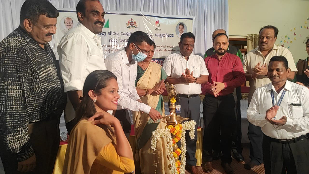 ಕಲಿಕೆ ಜೊತೆಗೆ ವಿದ್ಯಾರ್ಥಿಗಳಿಗೆ ಕೌಶಲ್ಯಾಭಿವೃದ್ಧಿ ಕೂಡ ಅಗತ್ಯ: ಡಿಸಿ ಕೂರ್ಮಾರಾವ್