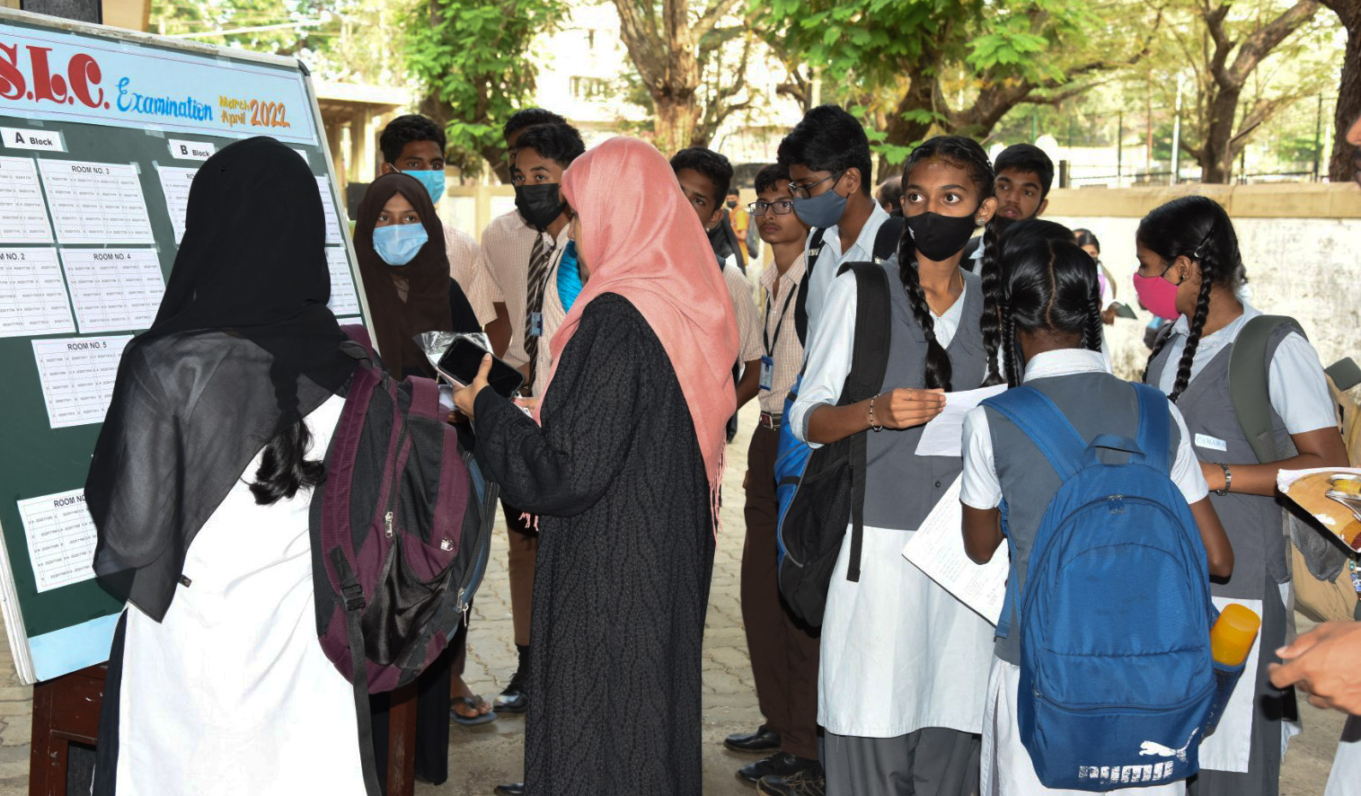 ಎಸೆಸೆಲ್ಸಿ ದ್ವಿತೀಯ ಭಾಷಾ ಪರೀಕ್ಷೆ ಆರಂಭ; ಪರೀಕ್ಷಾ ಕೇಂದ್ರಗಳಲ್ಲಿ ಪೊಲೀಸ್ ಭದ್ರತೆ