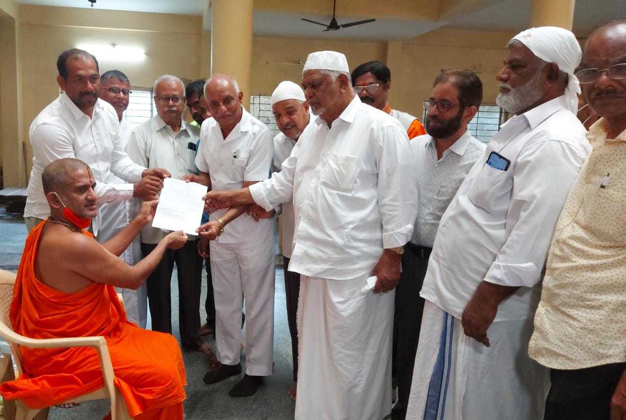 ಉಡುಪಿ : ಸಮಾಜದಲ್ಲಿ ಶಾಂತಿ, ಸೌಹಾರ್ದತೆ ಬೆಳೆಸುವಂತೆ ಸೌಹಾರ್ದ ಸಮಿತಿಯಿಂದ ಪೇಜಾವರ ಶ್ರೀಗೆ ಮನವಿ