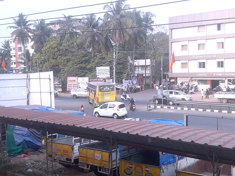 ಅಪಾಯ ಆಹ್ವಾನಿಸುತ್ತಿರುವ ಹಳೆಯಂಗಡಿ ಪೇಟೆ: ನಾಗರಿಕರ ಆತಂಕ, ಸೂಕ್ತ ಕ್ರಮಕ್ಕೆ ಆಗ್ರಹ