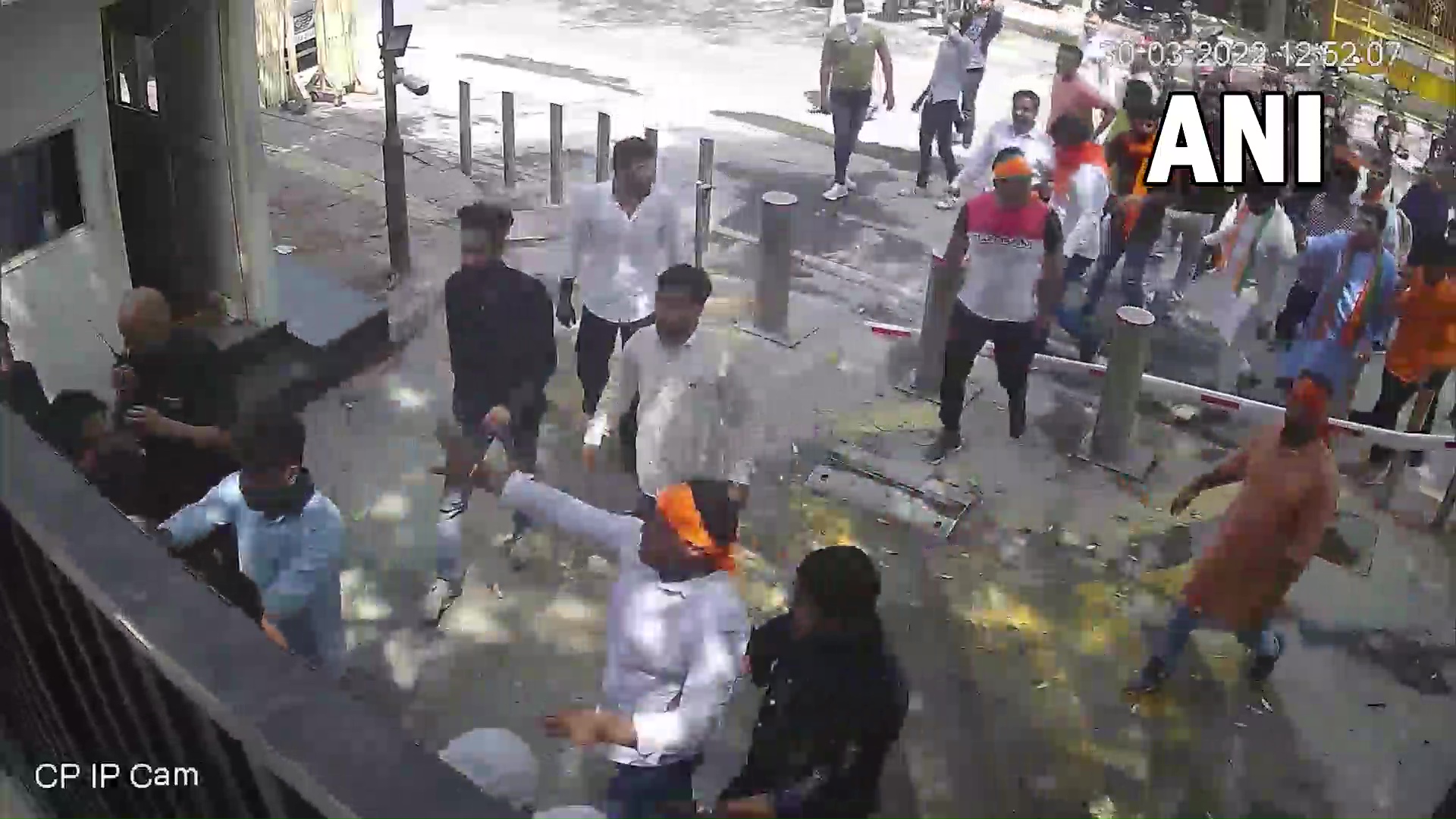 ದಿ ಕಾಶ್ಮೀರ್ ಫೈಲ್ಸ್ ಕುರಿತ ಹೇಳಿಕೆ ವಿರೋಧಿಸಿ ಕೇಜ್ರಿವಾಲ್ ನಿವಾಸದ ಹೊರಗೆ ಬಿಜೆಪಿ ಕಾರ್ಯಕರ್ತರ ದಾಂಧಲೆ