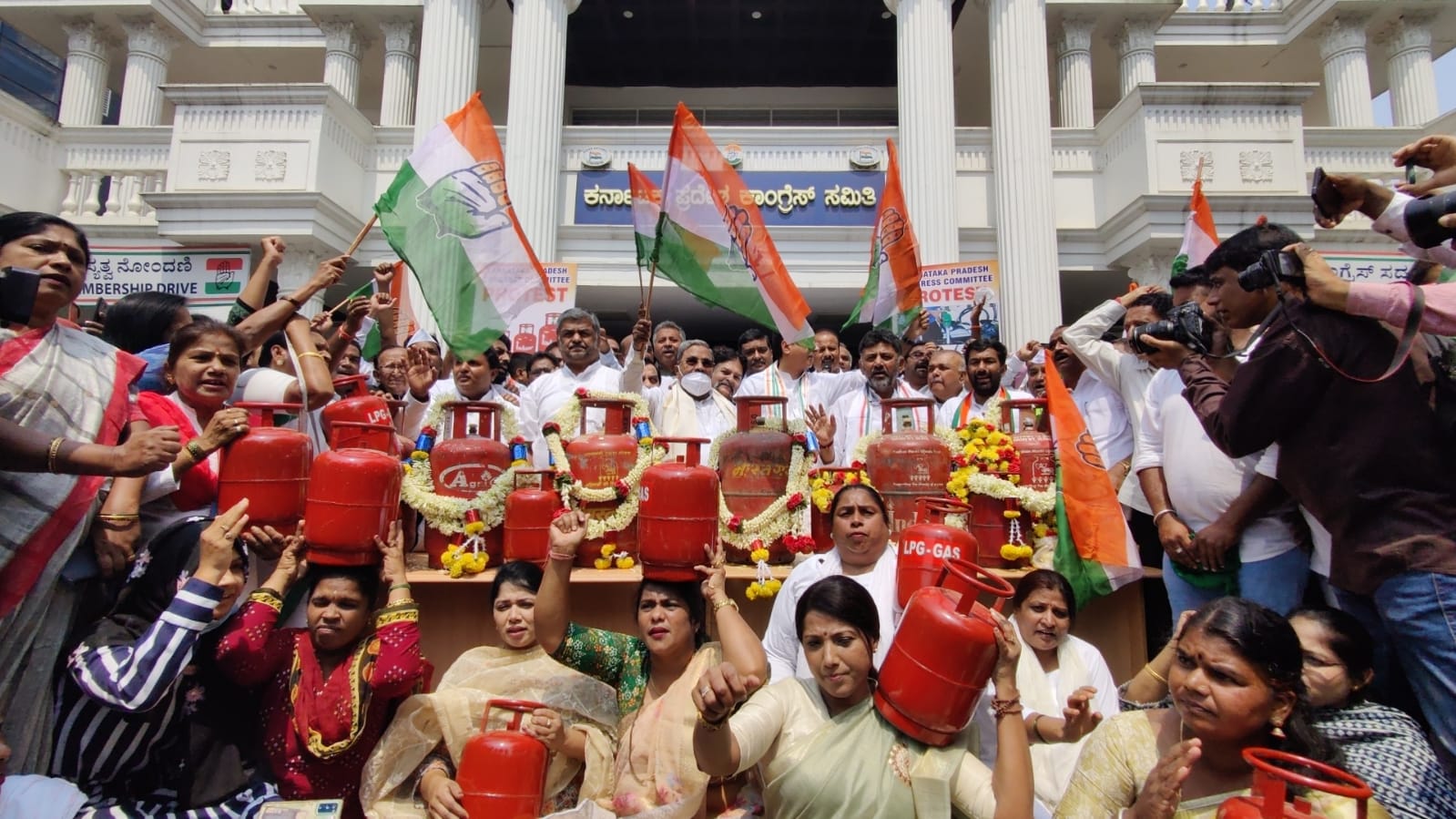 ​ಬೆಂಗಳೂರು: ಪೆಟ್ರೋಲ್, ಡಿಸೇಲ್, ಅಡುಗೆ ಅನಿಲ ಬೆಲೆ ಏರಿಕೆ ಖಂಡಿಸಿ ಕಾಂಗ್ರೆಸ್ ಪ್ರತಿಭಟನೆ