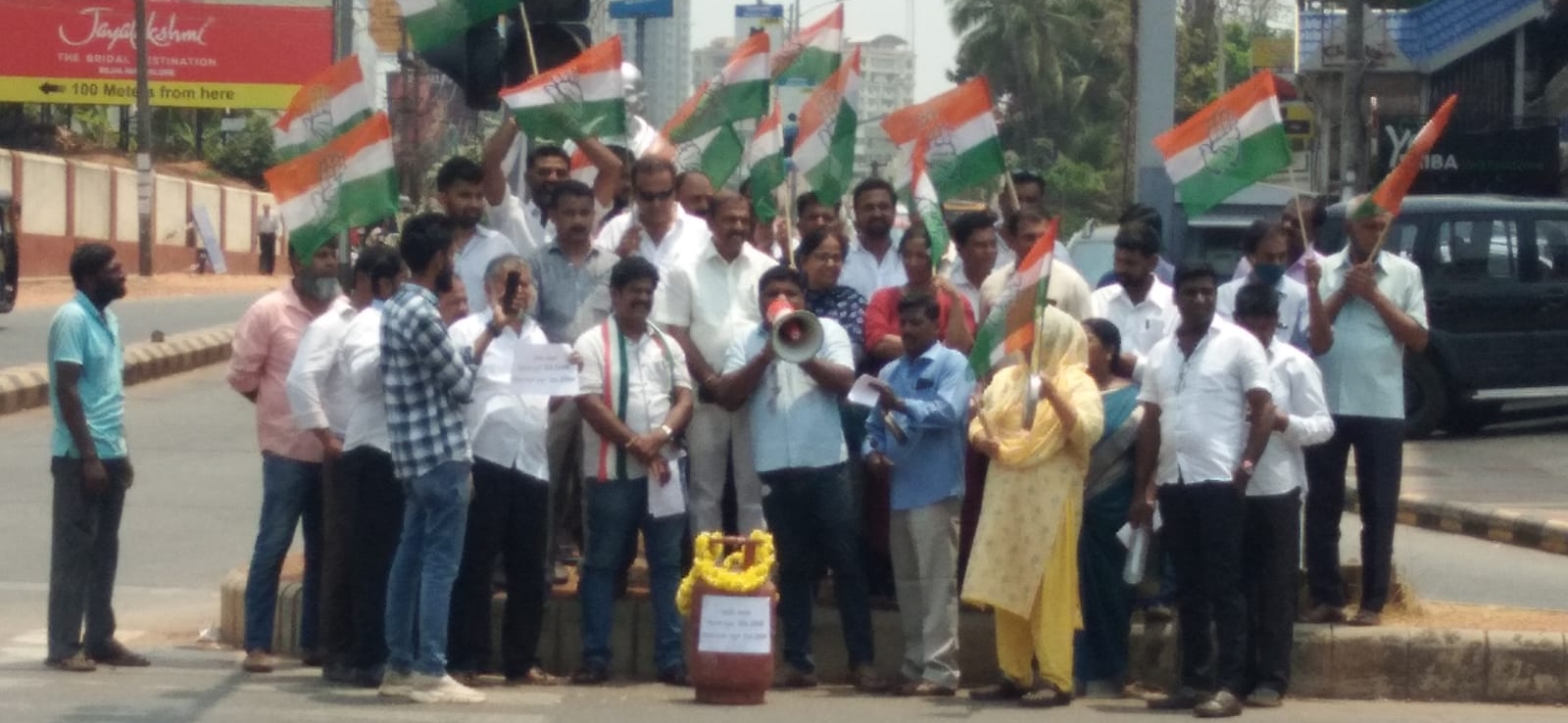 ಮಂಗಳೂರು: ​ಬೆಲೆ ಏರಿಕೆಯ ವಿರುದ್ಧ ಕಾಂಗ್ರೆಸ್ ಪ್ರತಿಭಟನೆ
