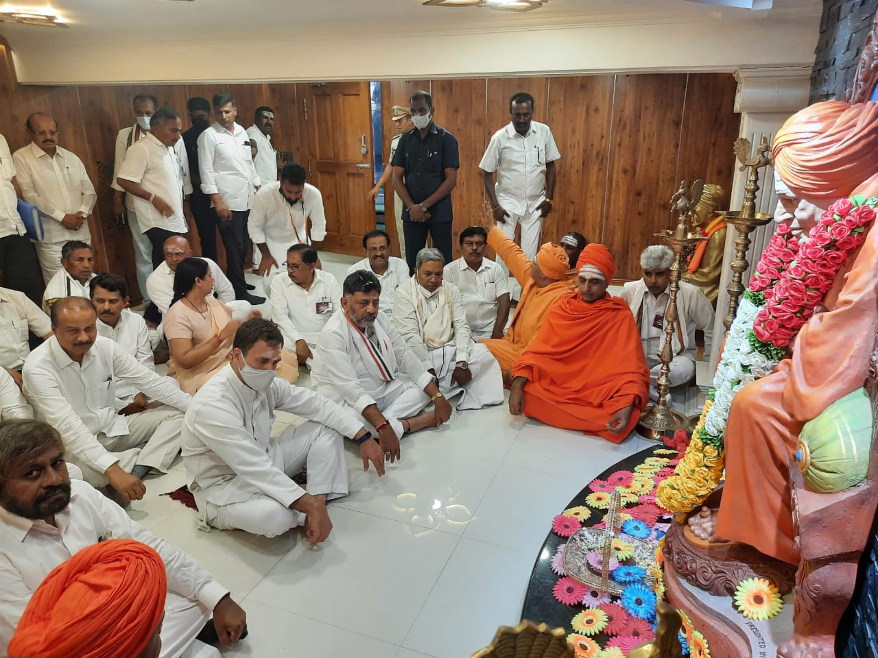 ಸಿದ್ಧಗಂಗಾ ಮಠಕ್ಕೆ ರಾಹುಲ್ ಗಾಂಧಿ ಭೇಟಿ