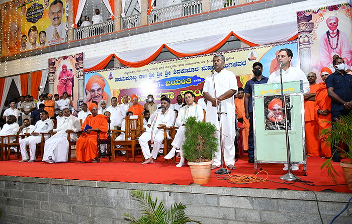 ದೇಶದಲ್ಲಿ ಹರಡುತ್ತಿರುವ ದ್ವೇಷಕ್ಕೆ ಸಿದ್ಧಗಂಗಾ ಮಠದಲ್ಲಿದೆ ಪರಿಹಾರ: ರಾಹುಲ್ ಗಾಂಧಿ