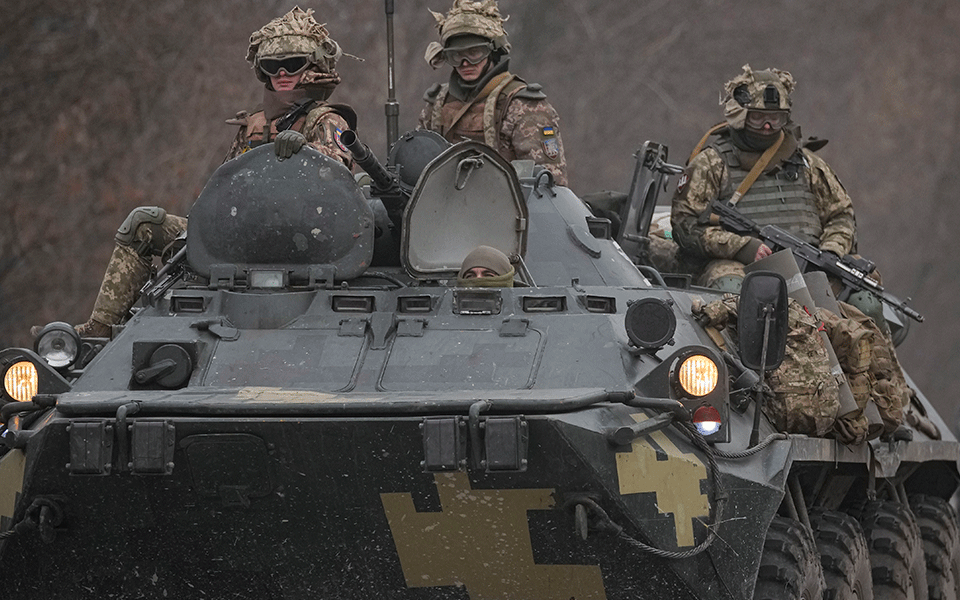 ಉಕ್ರೇನ್ ನಿಂದ ಭಾರತಕ್ಕೆ ಮರಳಿದ ವಿದ್ಯಾರ್ಥಿಗಳು: ವಿಮಾನ ನಿಲ್ದಾಣದಲ್ಲಿ ಸಂತಸ, ಆನಂದ ಭಾಷ್ಪ