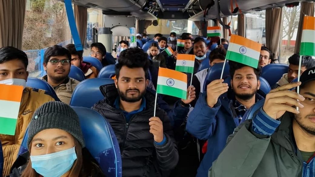 ಭಾರತದ ಧ್ವಜ ಹಿಡಿದ ಭಾರತೀಯ ವಿದ್ಯಾರ್ಥಿಗಳನ್ನೇ ಪಾಕಿಸ್ತಾನಿಗಳೆಂದು ಬಿಂಬಿಸಿದ ನೆಟ್ಟಿಗರು