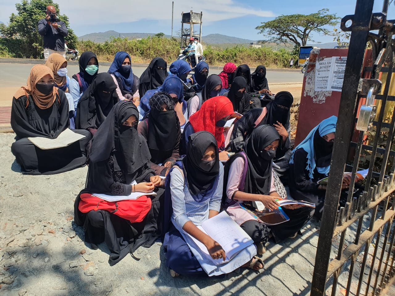 ಚಿಕ್ಕಮಗಳೂರು: ಹಿಜಾಬ್ ಧರಿಸಿ ತರಗತಿಗೆ ಹಾಜರಾಗಲು ಅವಕಾಶ ಕೋರಿ ಧರಣಿ