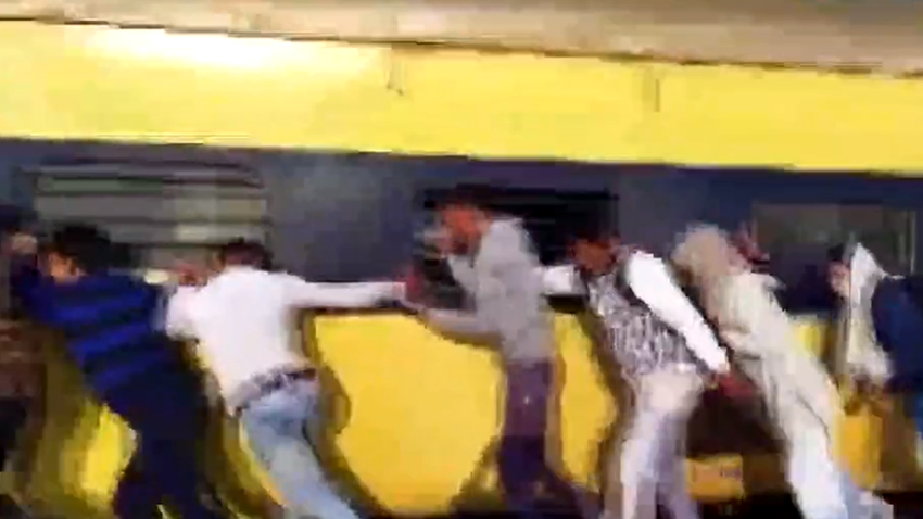 ಹೊತ್ತಿ ಉರಿಯುತ್ತಿರುವ ರೈಲಿನ ಇಂಜಿನ್‍ನಿಂದ ಇತರ ಬೋಗಿಗಳನ್ನು ಪ್ರತ್ಯೇಕಿಸಲು ರೈಲನ್ನು ದೂಡಿದ ಪ್ರಯಾಣಿಕರು