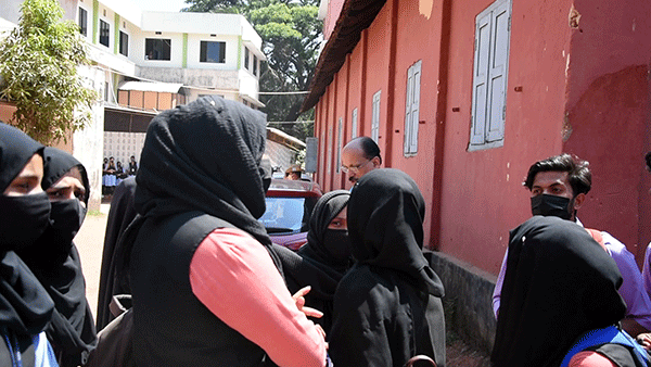 ಮಂಗಳೂರು ರಥಬೀದಿಯ ಸರಕಾರಿ ಕಾಲೇಜಿನಲ್ಲಿ ಹಿಜಾಬ್ ಗೊಂದಲ: ಸಮಗ್ರ ವರದಿ ನೀಡಲು ದ.ಕ. ಜಿಲ್ಲಾಧಿಕಾರಿ ಸೂಚನೆ