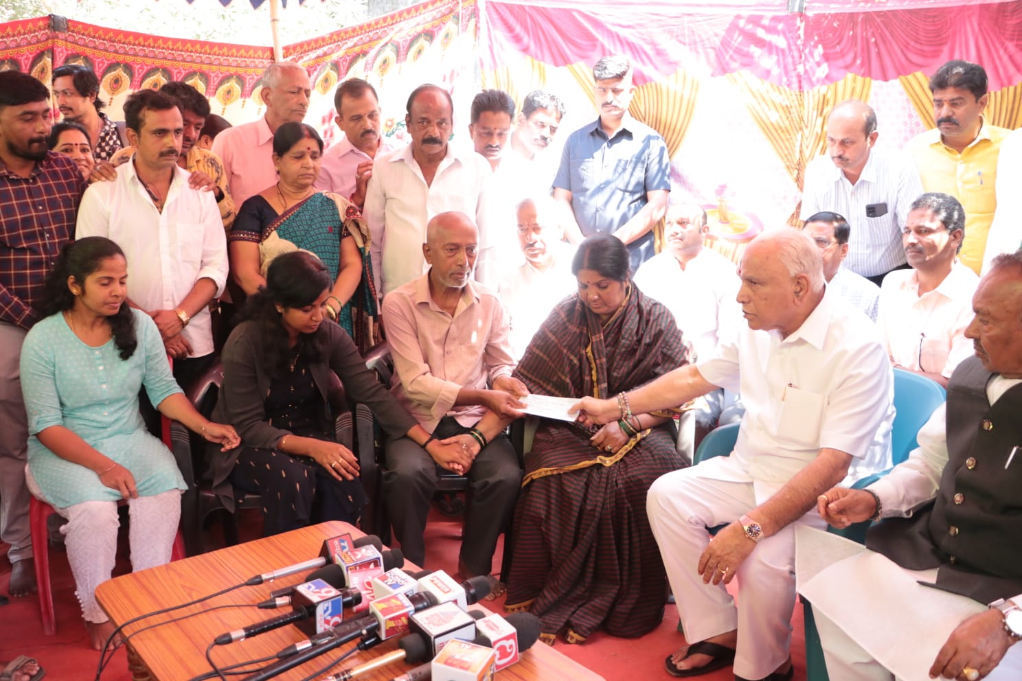 ಹತ್ಯೆಯಾದ ಹರ್ಷ ಮನೆಗೆ ಯಡಿಯೂರಪ್ಪ ಭೇಟಿ: 25 ಲಕ್ಷ ರೂ. ಪರಿಹಾರ ವಿತರಣೆ