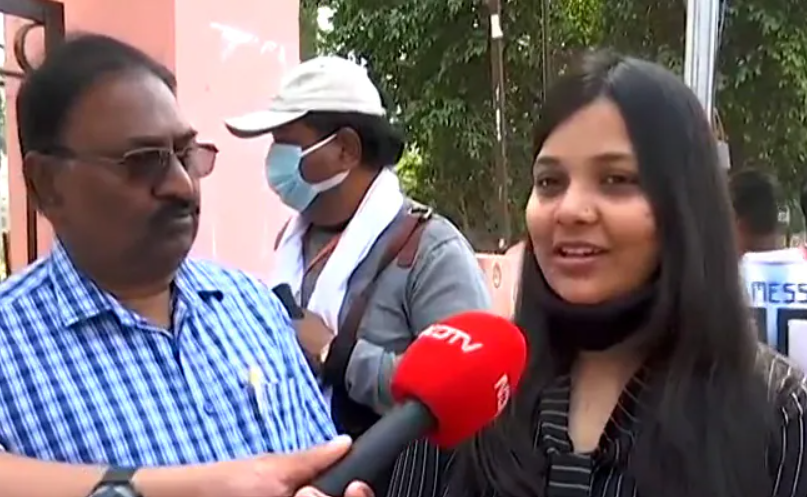 ಉಕ್ರೇನ್‍ನಿಂದ ಕಳೆದ ಶನಿವಾರ ವಾಪಸಾಗಿ ಇಂದು ವಾರಣಾಸಿಯಲ್ಲಿ ಮತ ಚಲಾಯಿಸಿದ ವಿದ್ಯಾರ್ಥಿನಿ