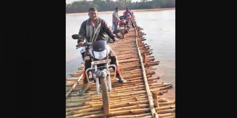 ಮಕ್ಕಳು ಶಾಲೆಗೆ ತೆರಳಲೆಂದು ಹಣ ಸಂಗ್ರಹಿಸಿ ನದಿಗೆ ಅಡ್ಡಲಾಗಿ ಬಿದಿರಿನ ಸೇತುವೆ ನಿರ್ಮಿಸಿದ ಗ್ರಾಮಸ್ಥರು