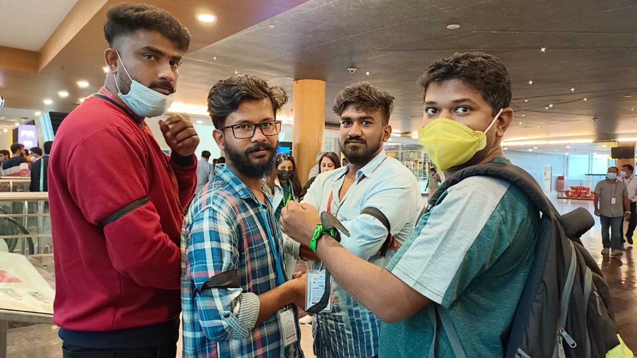 ಬೆಂಗಳೂರು: ಅಂತರ್ ರಾಷ್ಟ್ರೀಯ ಚಿತ್ರೋತ್ಸವ ವೇಳೆ ಚಿತ್ರಗಳ ಮಾಹಿತಿ ಪುಸ್ತಕ ವಿತರಿಸದ್ದಕ್ಕೆ ಪ್ರತಿಭಟನೆ