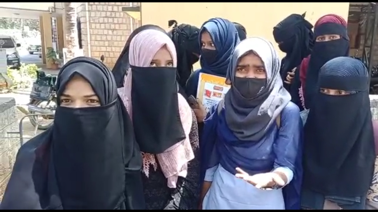 ಚಿಕ್ಕಮಗಳೂರು: ಆನ್‍ಲೈನ್ ಶಿಕ್ಷಣಕ್ಕೆ ಆಗ್ರಹಿಸಿ ಹಿಜಾಬ್ ಧಾರಿ ವಿದ್ಯಾರ್ಥಿನಿಯರಿಂದ ಜಿಲ್ಲಾಧಿಕಾರಿಗೆ ಮನವಿ