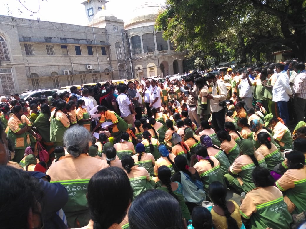 ಬೆಂಗಳೂರು: ಉದ್ಯೋಗ ಖಾಯಂಗೊಳಿಸಲು ಮಹಿಳಾ ಪೌರಕಾರ್ಮಿಕರ ಪ್ರತಿಭಟನೆ