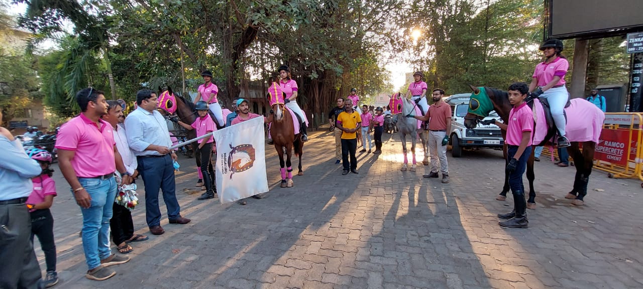 ಮಂಗಳೂರಿನಲ್ಲಿ ಕುದುರೆ ಸವಾರಿ ಮಾಡಿ ಗಮನ ಸೆಳೆದ ಯುವತಿಯರು