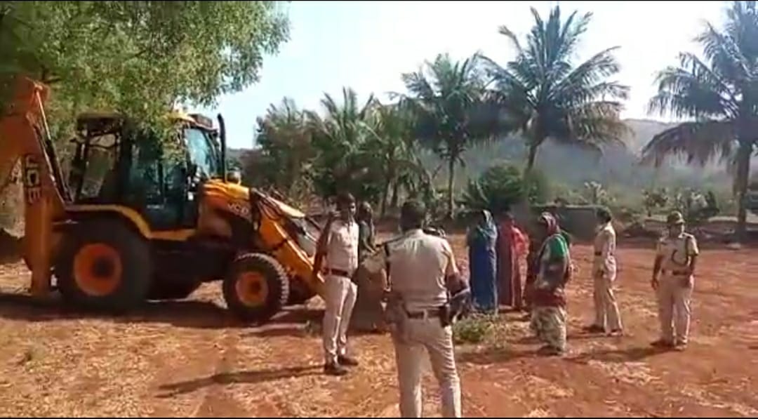 ಶಿರಸಿ: ಅರಣ್ಯ ಅಧಿಕಾರಿಗಳ ವಿರುದ್ಧ ಕಾನೂನು ಕ್ರಮಕ್ಕೆ ಒತ್ತಾಯ