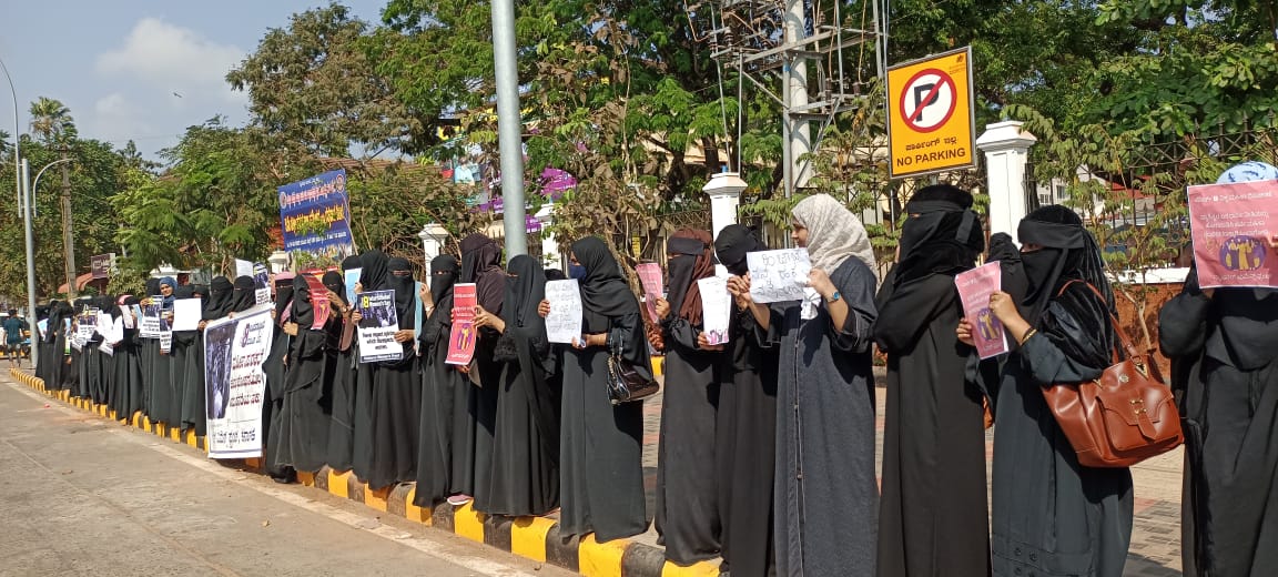 ಮಂಗಳೂರು: ವಿಮೆನ್ಸ್ ಫ್ರಂಟ್ ಆಫ್ ಇಂಡಿಯಾದಿಂದ ಭಿತ್ತಿಪತ್ರ ಪ್ರದರ್ಶನ