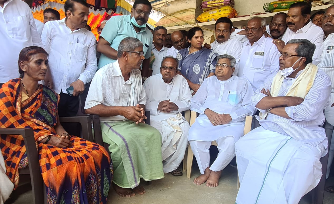 ಉಕ್ರೇನ್ ನಲ್ಲಿ ಮೃತಪಟ್ಟ ನವೀನ್ ಮನೆಗೆ ವಿಪಕ್ಷ ನಾಯಕ ಸಿದ್ದರಾಮಯ್ಯ ಭೇಟಿ