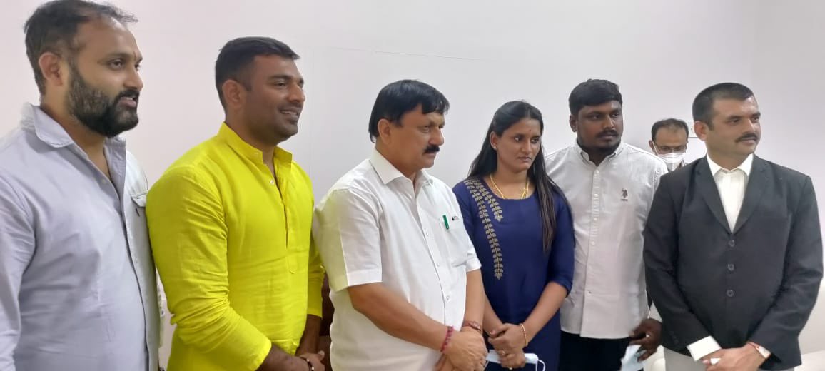 ಬೆಂಗಳೂರು: ತಮಿಳುನಾಡು ಸಚಿವರ ಪುತ್ರಿಯಿಂದ ಗೃಹ ಸಚಿವರ ಭೇಟಿ; ರಕ್ಷಣೆಗೆ ಮನವಿ